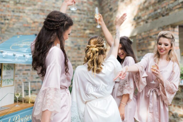 Bielizna nocna od Le brate Szlafroki dla panny młodej i druhen