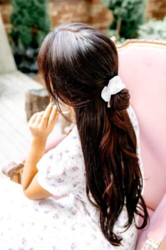 Satynowa biała gumka do włosów SCRUNCHIE IVORY