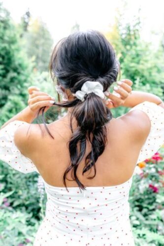 Satynowa biała gumka do włosów SCRUNCHIE IVORY