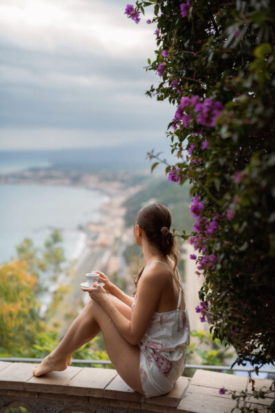 Satynowy top damski na ramiączkach w piwionie PEONY CHIC