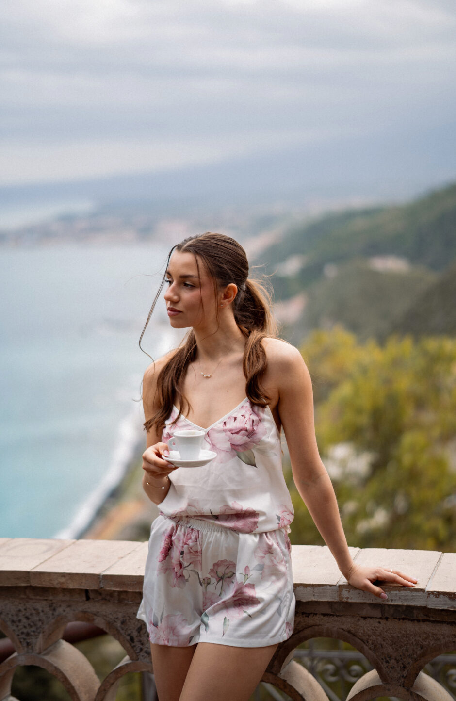 Satynowy top damski na ramiączkach w piwionie PEONY CHIC