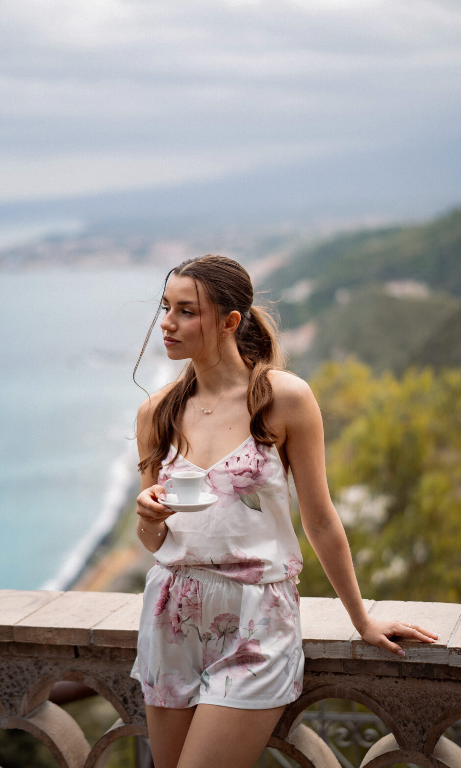 Satynowy top damski na ramiączkach w piwionie PEONY CHIC