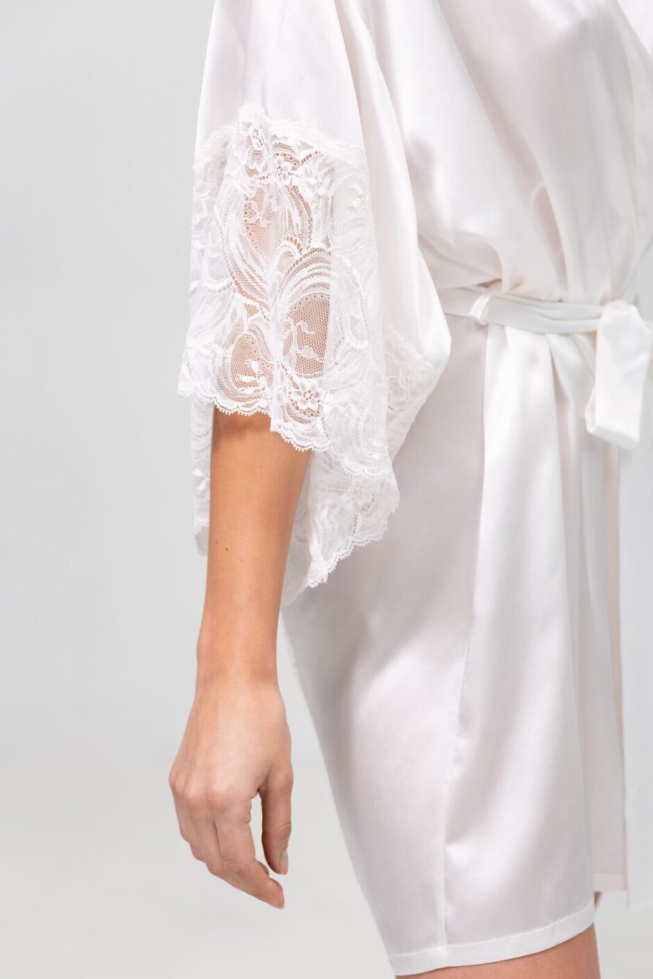 Ślubny jedwabny szlafrok damski z koronką BRIDE TO BE NO.1
