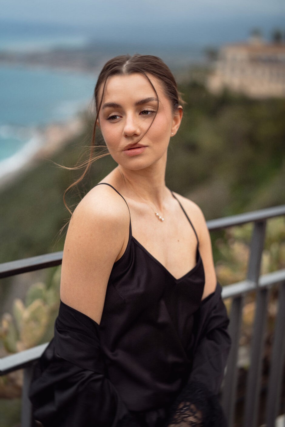 Czarny szlafrok damski z koronkowymi rękawami BRIDAL BLACK