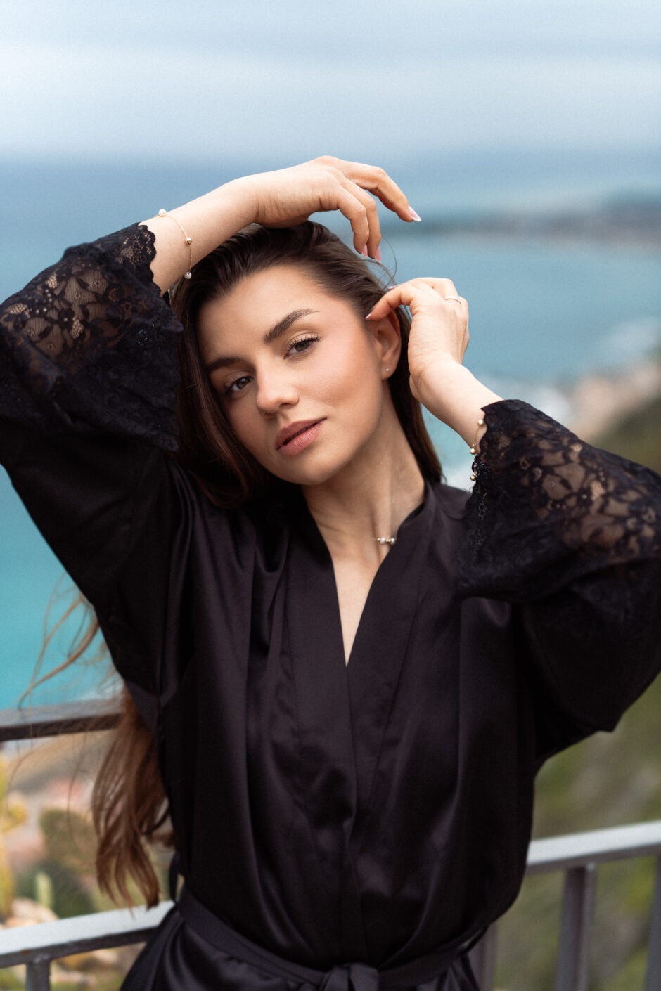 Czarny szlafrok damski z koronkowymi rękawami BRIDAL BLACK