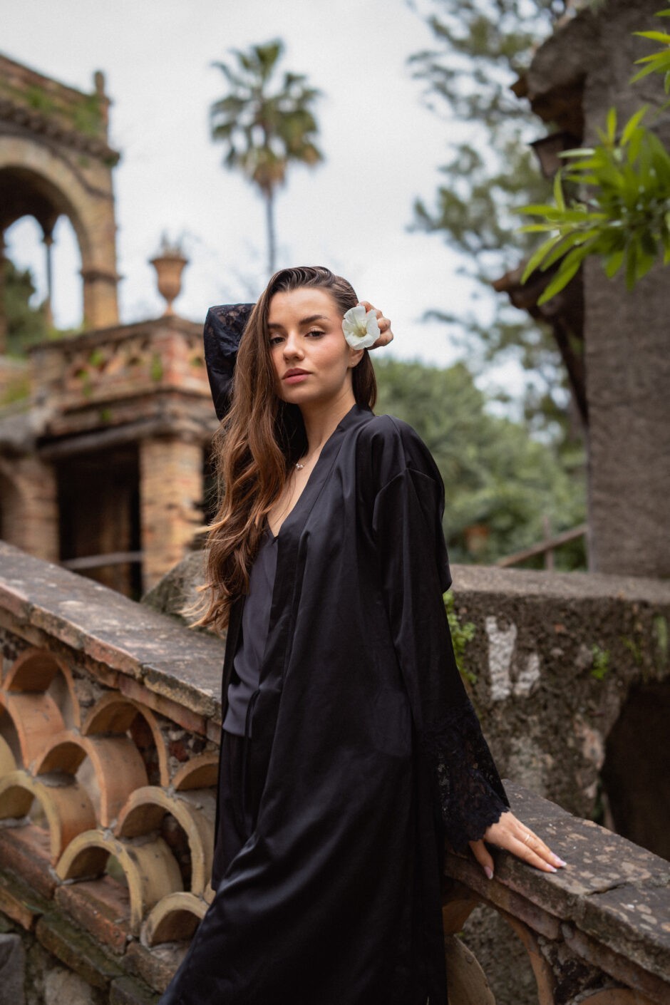 Czarny szlafrok damski z koronkowymi rękawami BRIDAL BLACK