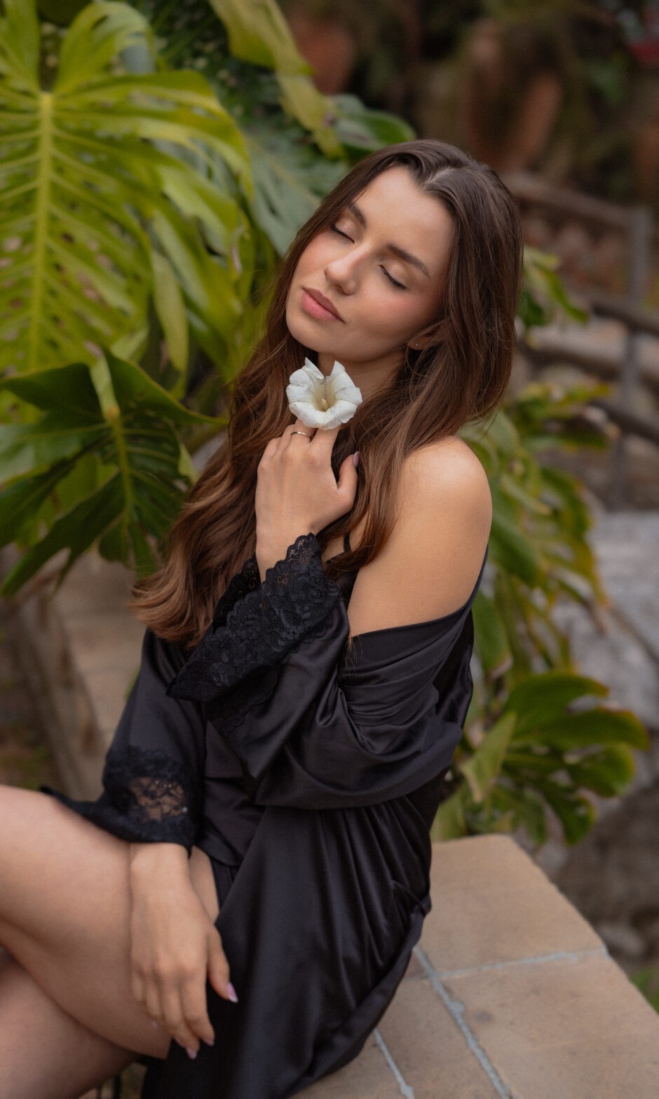 Czarny szlafrok damski z koronkowymi rękawami BRIDAL BLACK