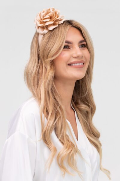 Satynowa opaska do włosów z beżowym kwiatem GLAMOUR