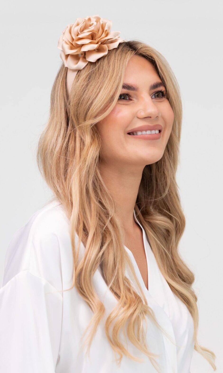 Satynowa opaska do włosów z beżowym kwiatem GLAMOUR