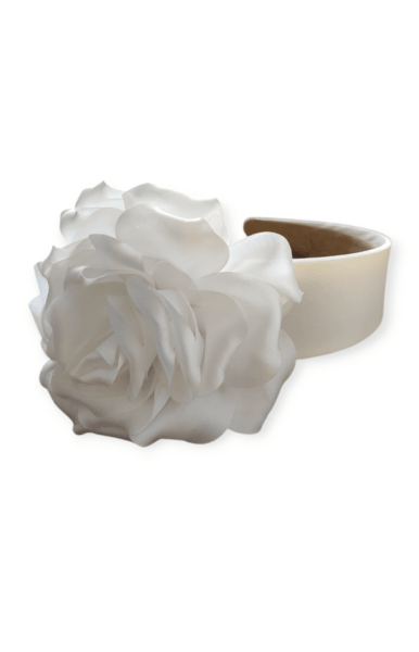 Satynowa opaska do włosów z białym kwiatem GLAMOUR