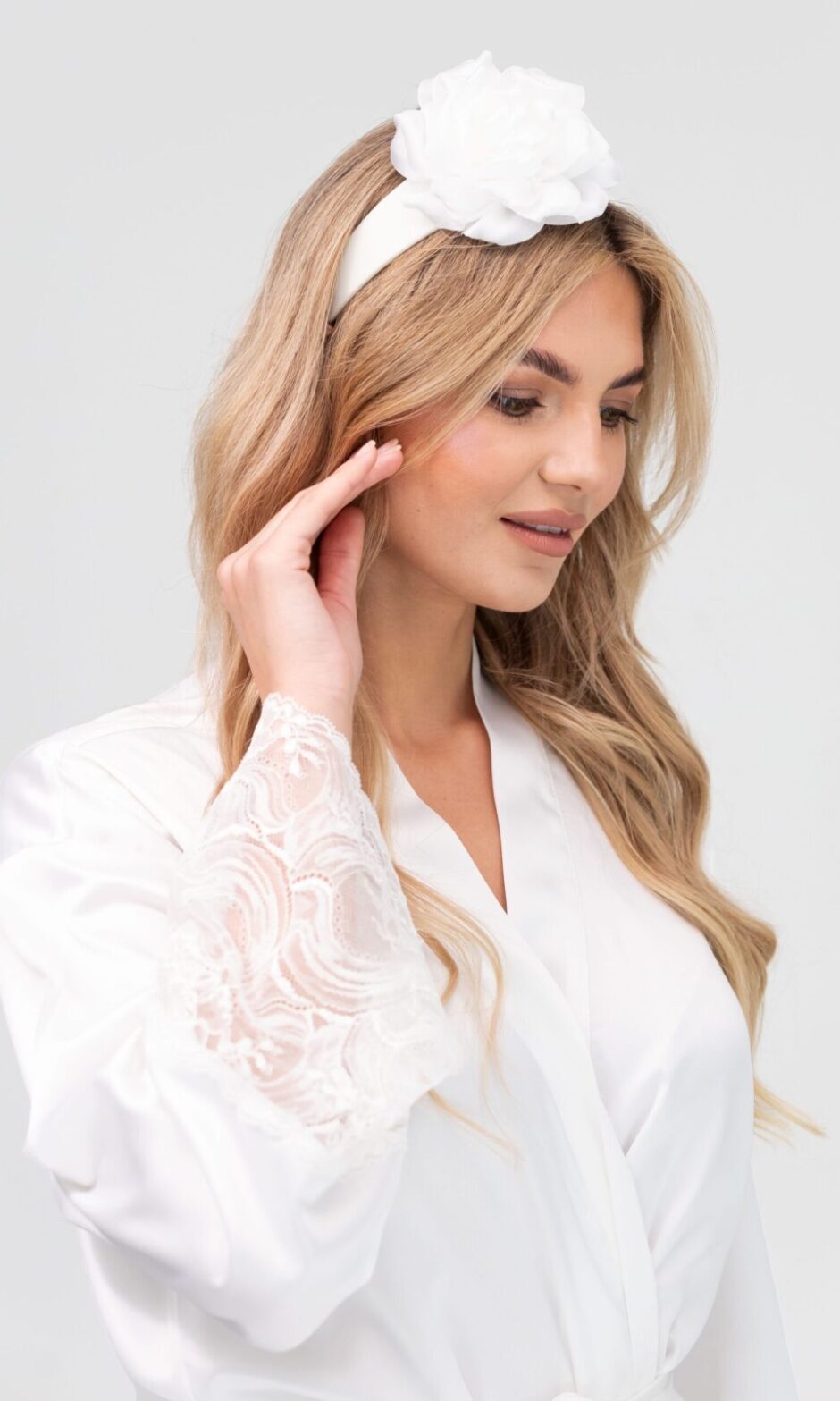 Satynowa opaska do włosów z białym kwiatem GLAMOUR