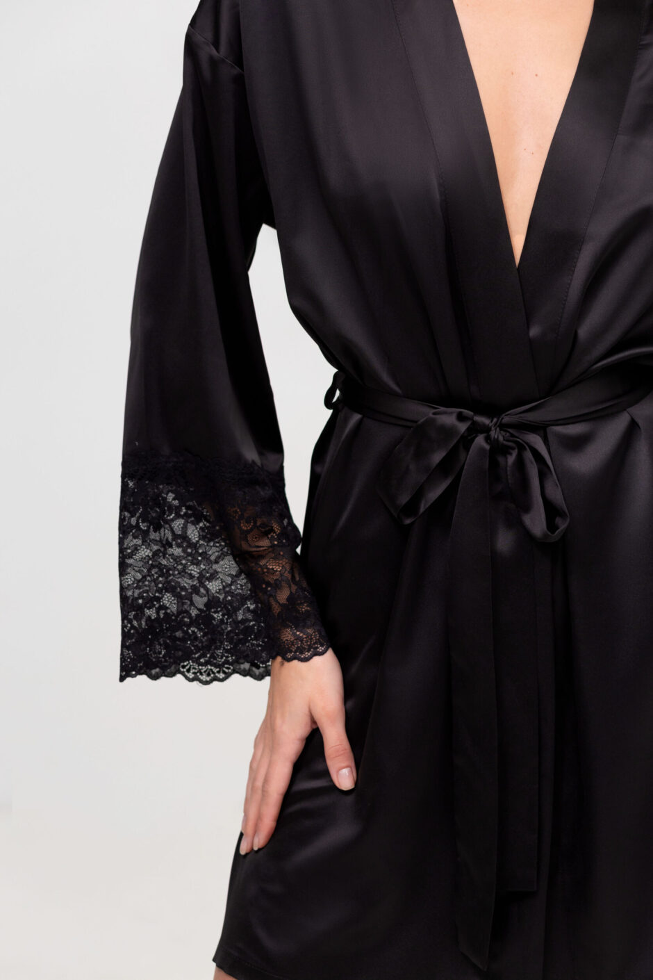 Czarny szlafrok damski z koronkowymi rękawami BRIDAL BLACK