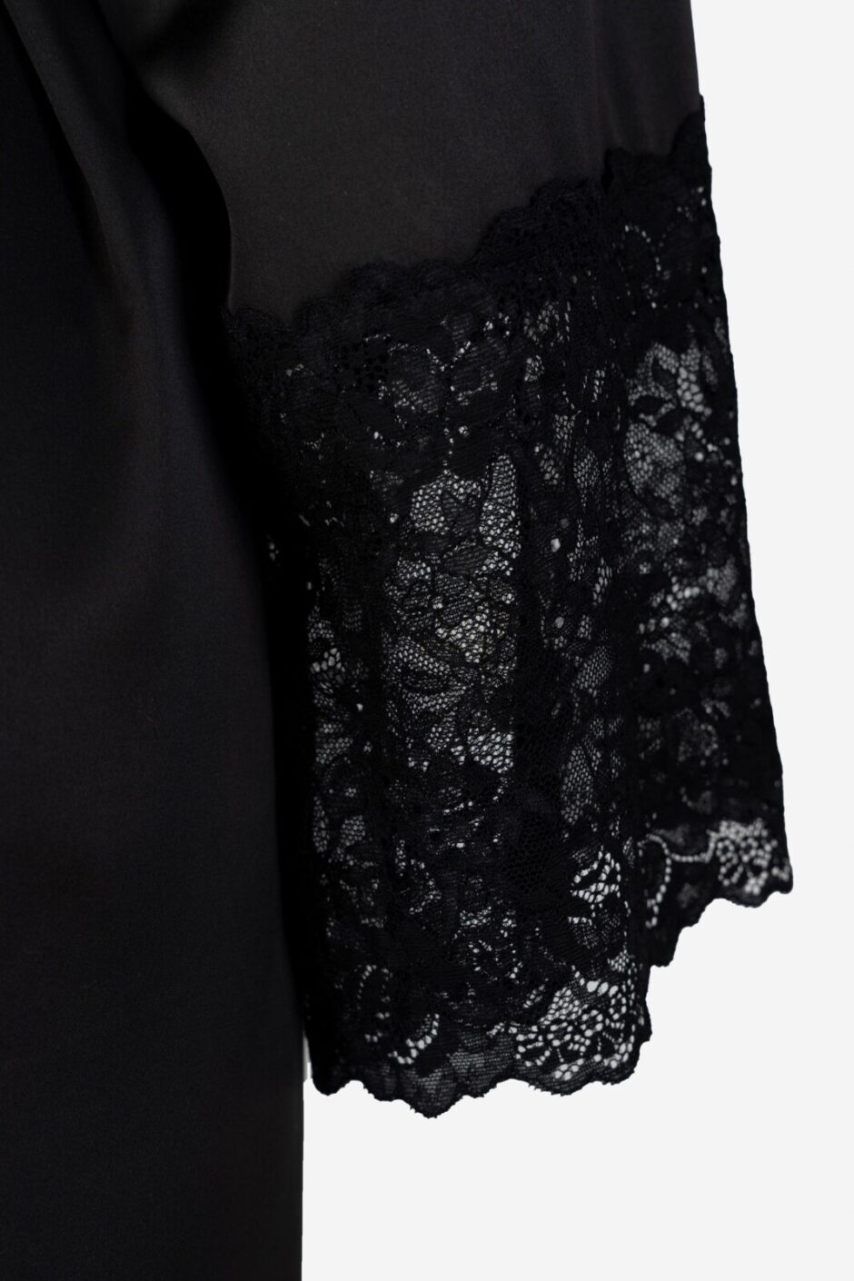 Czarny szlafrok damski z koronkowymi rękawami BRIDAL BLACK