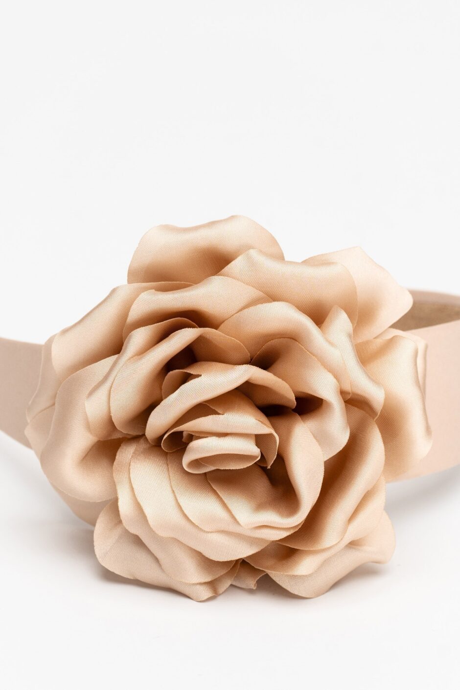 Satynowa opaska do włosów z beżowym kwiatem GLAMOUR