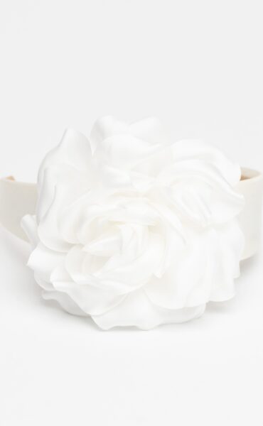 Satynowa opaska do włosów z białym kwiatem GLAMOUR
