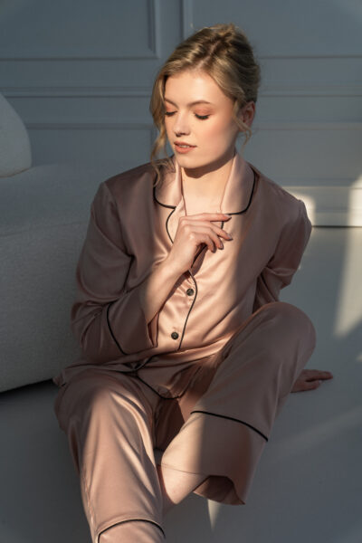 Satynowa koszulka z długim rękawem damska beżowa ESTELLE