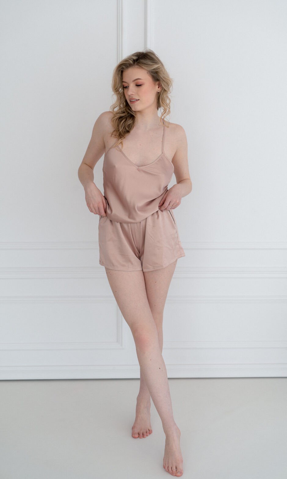 Satynowe krótkie spodenki damskie BEIGE CHIC