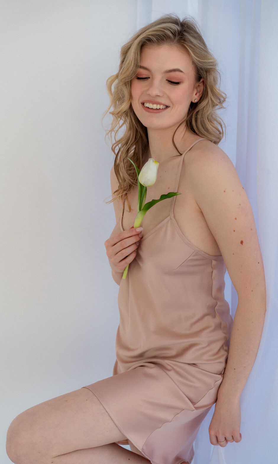 Damska koszulka nocna na ramiączkach BEIGE CHIC