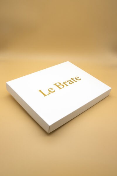 Białe pudełko prezentowe na jeden produkt