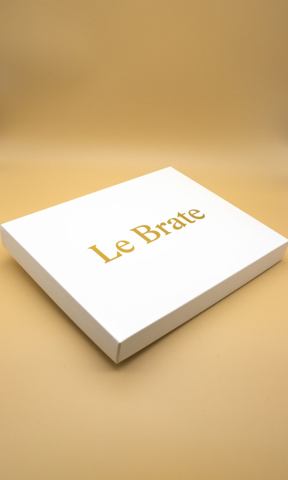 Białe pudełko prezentowe na jeden produkt